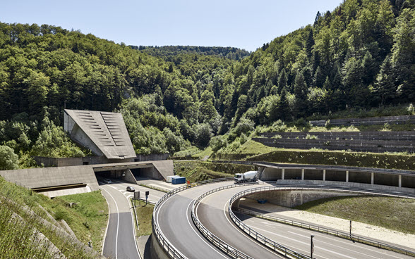 L’immagine mostra un tratto della A16, l’autostrada Transgiurassiana.